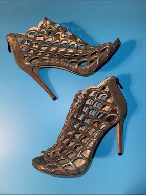Vince Camuto Olive Gold Metallic Cutout Leather Caged Heels Size 9